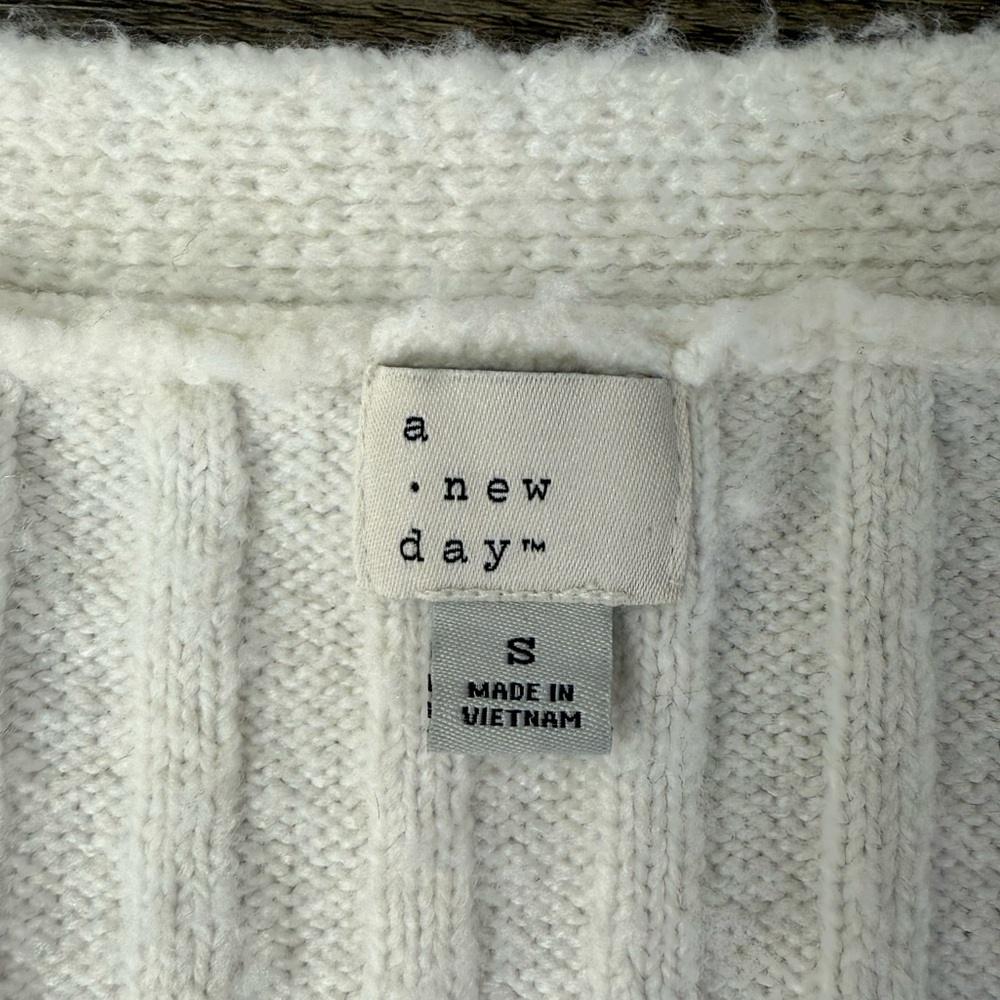 a new day Women’s Cream V Neck Button-Up Cardigan, slightly cropped, oversized S - Picture 4 of 9